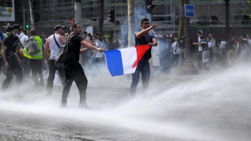 أطلقت قوات مكافحة الشغب الفرنسية الغاز المسيل للدموع على المتظاهرين