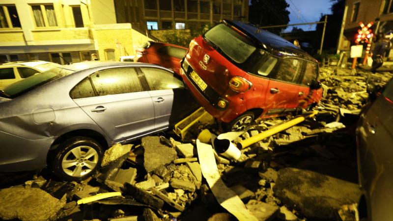 تراكمت السيارات المتضررة بعد الأمطار الغزيرة والفيضانات التي شهدتها بلجيكا أمس (غيتي) 