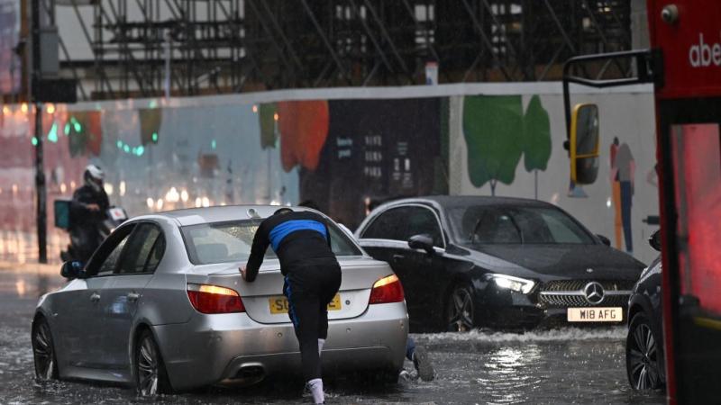 علقت الحافلات والسيارات في شوارع لندن جراء الفيضانات (غيتي)