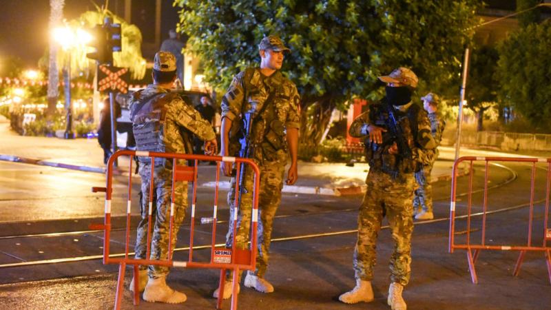 أعلق الجيش التونسي مقر البرلمان بعد قرارات الرئيس قيس سعيد التي وصفها معارضوه بـ"الانقلابية" (غيتي)