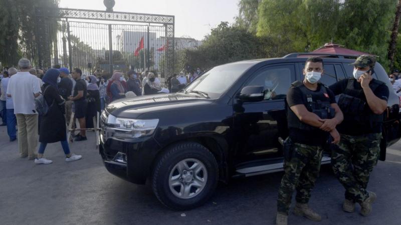 شهدت تونس احتجاجات أمام البرلمان عقب قرار رئيس الجمهورية (غيتي)