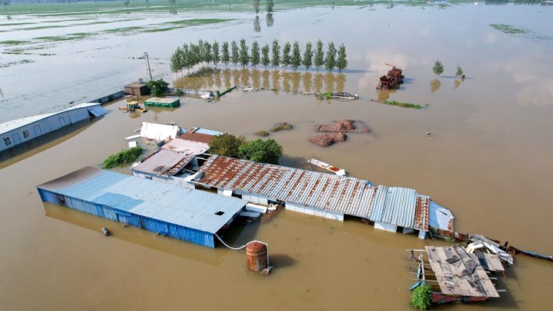 زادت موجات حر وجفاف قياسية وفيضانات ضربت ثلاث قارّات في الأسابيع الأخيرة الضغوط من أجل اتخاذ تدابير حاسمة بشأن تغيّر المناخ (غيتي)