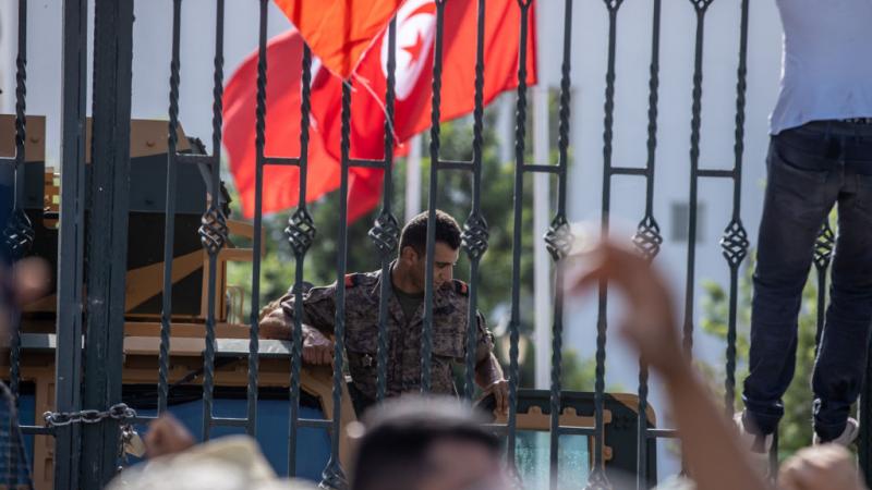 أدت قرارات الرئيس قيس سعيد إلى احتجاجات أمام البرلمان (غيتي)