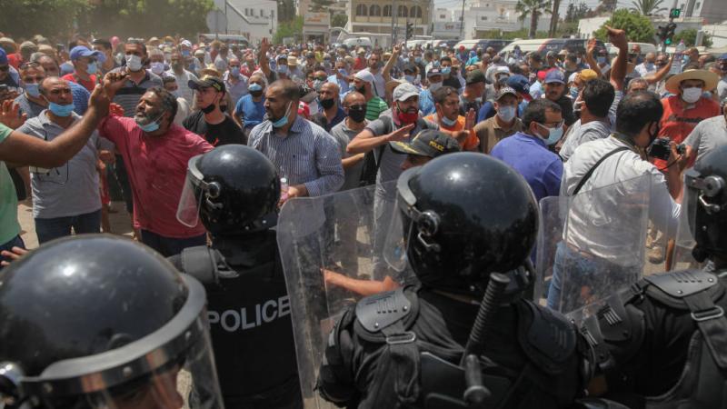 شهدت تونس احتجاجات عقب قرارات الرئيس قيس سعيّد (غيتي)