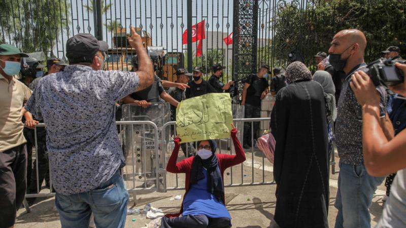 اعتصام تنديدًا بقرارات الرئيس التونسي (غيتي)