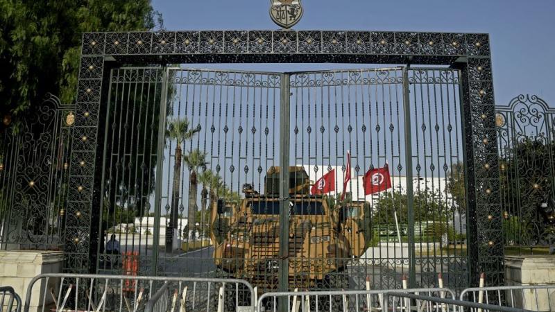 شهدت تونس حركات احتجاجية عقب قرارات قيس سعيّد الأخيرة (غيتي)