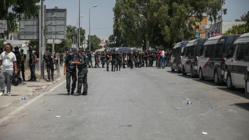 عاد الهدوء إلى الشارع في تونس بعد يوم من الاحتجاجات والمواجهات (غيتي)