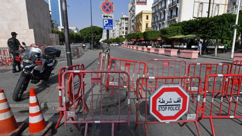 يستمرّ الترقب في تونس بانتظار اتضاح معالم خريطة المرحلة الانتقالية بعد إجراءات الرئيس قيس سعيّد (غيتي)