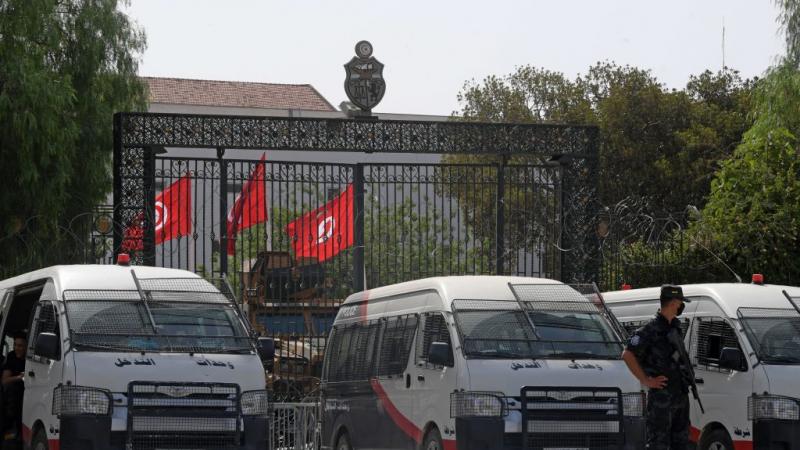 عززت القوات الأمنية تواجدها في محيط البرلمان التونسي 