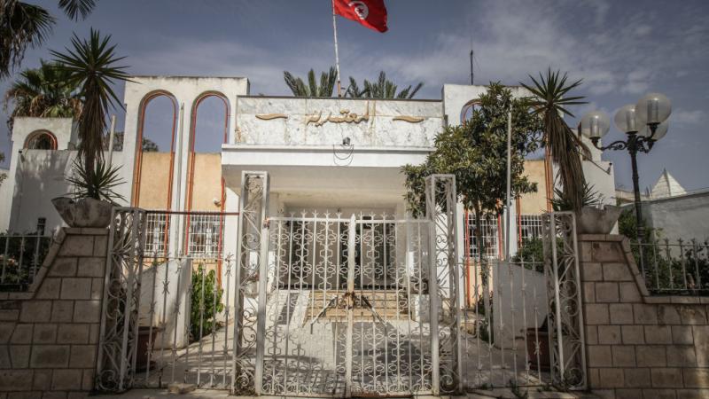 لا يزال الترقب سيد الموقف في تونس منذ القرارات الاستثنائية التي اتخذها الرئيس قيس سعيّد والتي وُصِفت بـ"المحاولة الانقلابية" (غيتي)