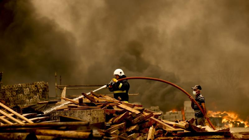 تم إجلاء أكثر من 100 شخص ممن احتاجوا علاجًا طبيًا أو تكبدوا خسائر في الممتلكات بسبب الحريق (غيتي)