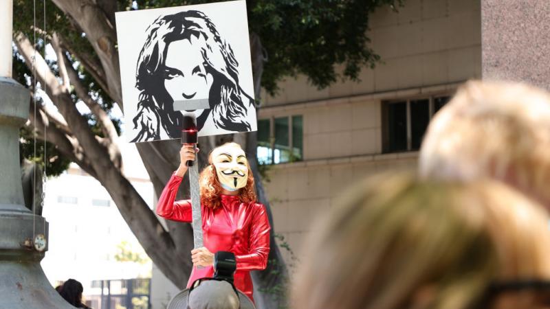 محتجون يدعمون بريتني سبيرز أثناء الاستماع إليها في محكمة في لوس أنجلس (غيتي)