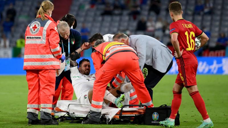سبينازولا باكيًا لحظة إصابته قبل نقله خارج الملعب (غيتي)