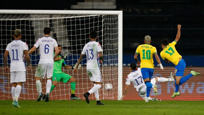 باكيتا مسجلًا هدف البرازيل الوحيد في مباراة تشيلي (غيتي)