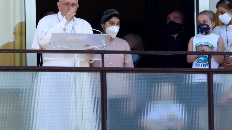 خاطب البابا، أمس الأحد، المصلين من شرفة غرفته في الطابق العاشر من مستشفى جيميلي حيث يعالج (غيتي)