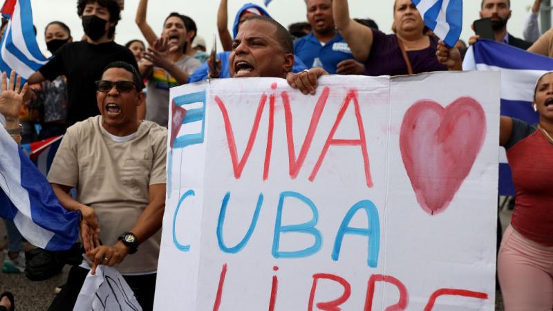 مظاهرة تضامنية في ميامي الأميركية مع احتجاجات الكوبيين في الداخل