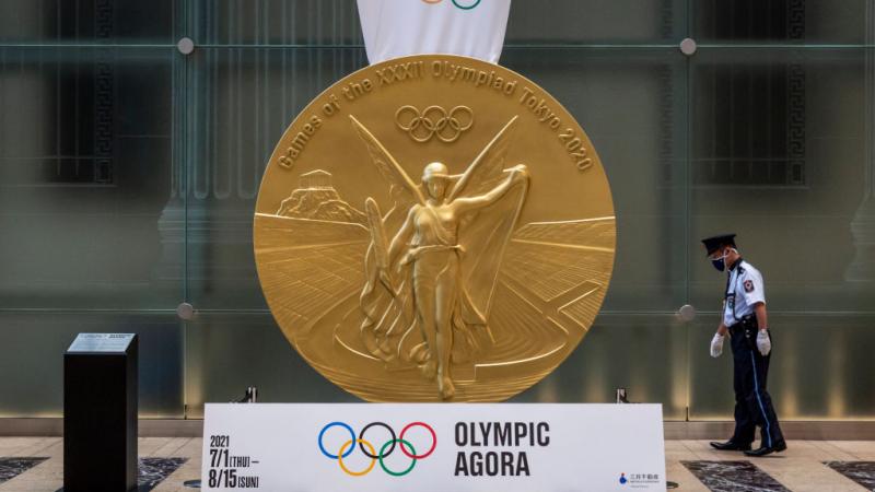 عامل أمن يتفقد نصبًا تذكاريًا للميدالية الذهبية للأولمبياد