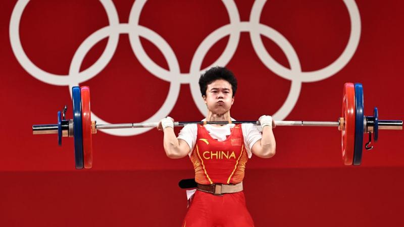 فازت الصينية هو جيهوي بالميدالية الذهبية عن فئة 49 كيلوغرامًا في رفع الأثقال (غيتي)
