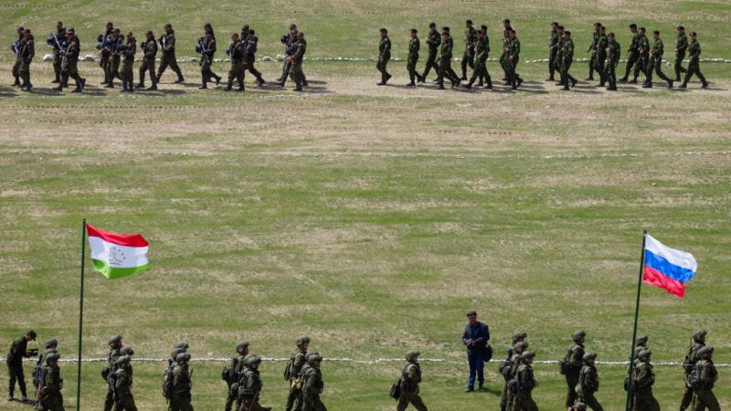 جنود روسي خلال عرض عسكرية في طاجيكستان