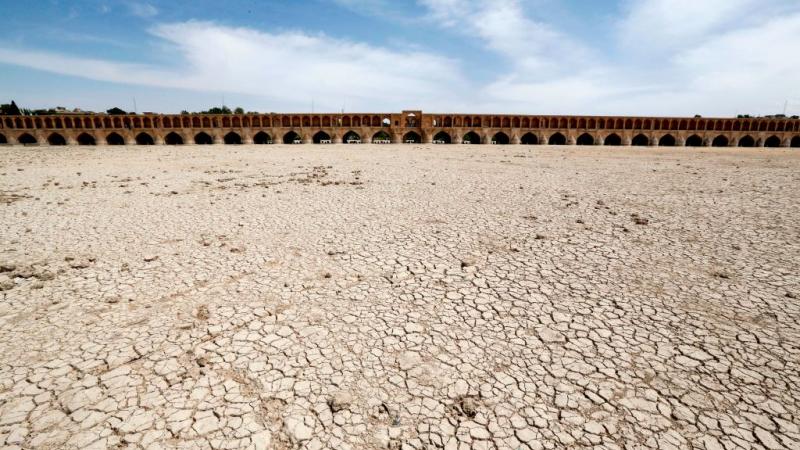 الجفاف يضرب نهر زياندة رود في أصفهان الإيرانية (غيتي)