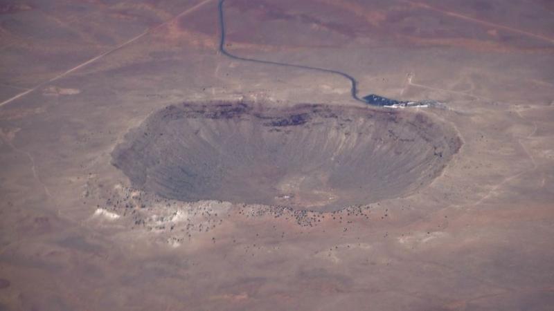 حفرة خلفها نيزك في ولاية أريزونا (أرشيف – غيتي) 