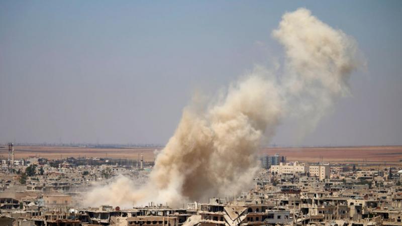 استهدفت قوات النظام منطقة درعا البلد بالتزامن مع محاولات لاقتحامها (أرشيف-غيتي)