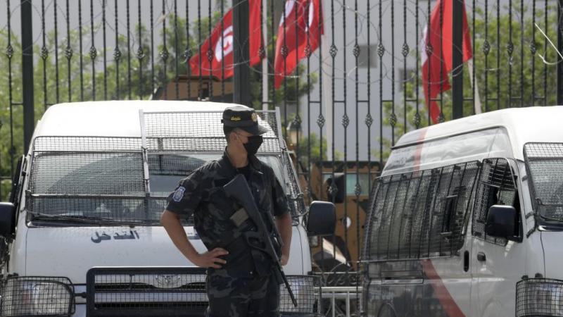 الشرطة التونسية خارج البرلمان  