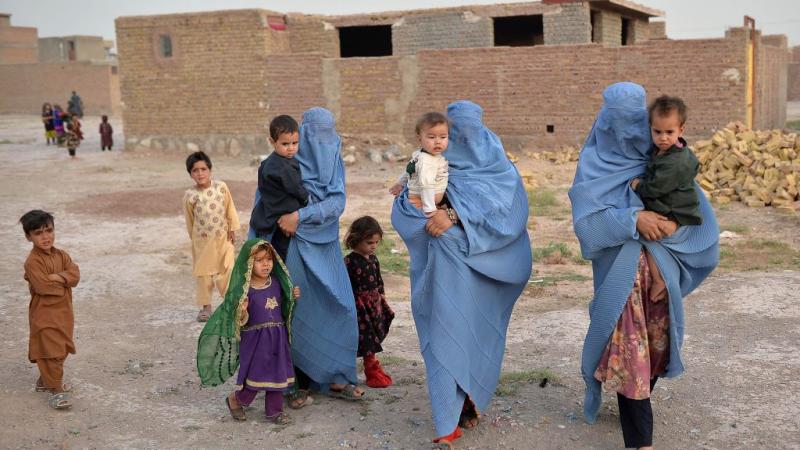 عائلة نازحة في أفغانستان 