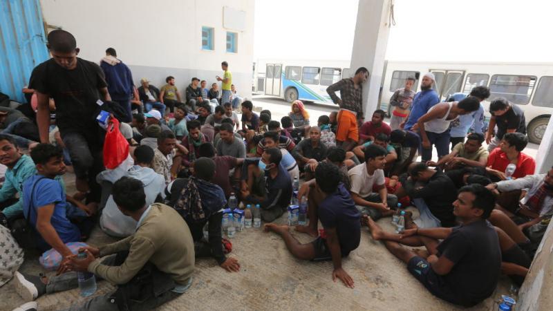 مهاجرون غير نظاميين أنقذتهم القوات البحرية التونسية في يونيو الماضي
