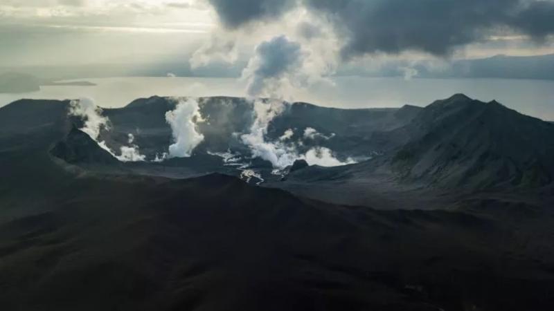 بدأ بركان "تال" قبل أيام بنفث كميات متزايدة من "ثاني أكسيد الكبريت" وغطى العاصمة تدريجًا بضباب دخاني 