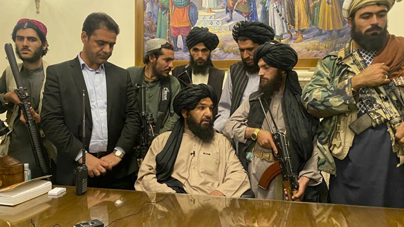 عناصر من حركة طالبان في القصر الرئاسي الأفغاني (غيتي)
