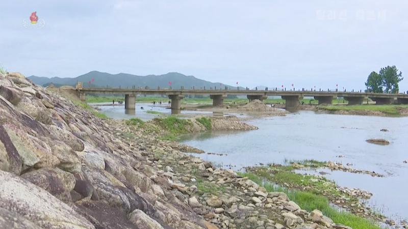 أحدثت الفيضانات أضرارًا واسعة في الجسور والسدود (التلفزيون الكوري الشمالي)