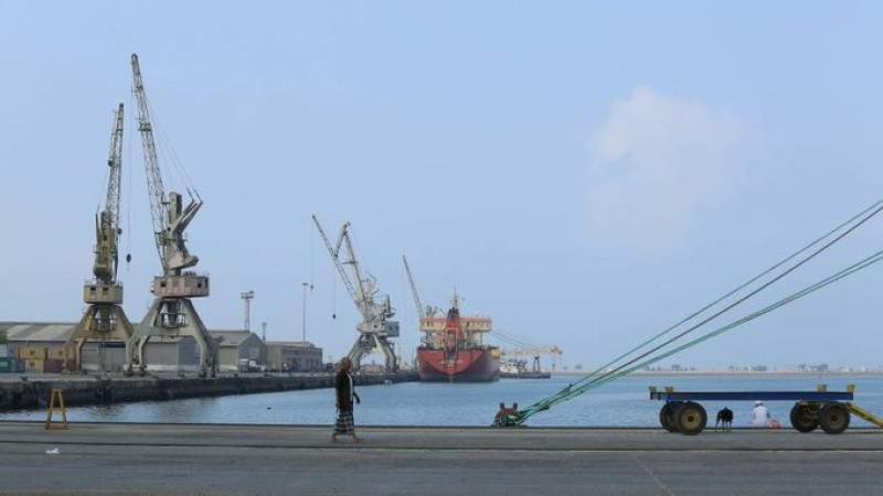 أعلنت جماعة الحوثي خفض الرسوم الجمركية للتجار والمستوردين عبر ميناء الحديدة، بنسبة 49% (تويتر- ذمار نيوز)