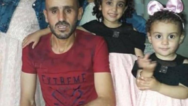 قال ناشطون على شبكات التواصل إن الشهيد الفلسطيني عماد علي دويكات أب لخمسة أطفال، وتداولوا صورًا له مع أطفاله (وفا)