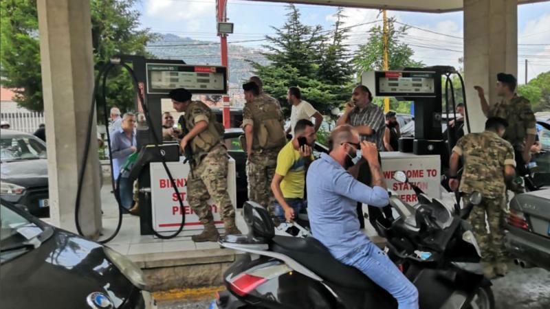أعلن الجيش اللبناني أنه سيصادر كل كميات البنزين المخزّنة وسيوزعها مجانًا على المواطنين (الحساب الرسمي على تويتر)