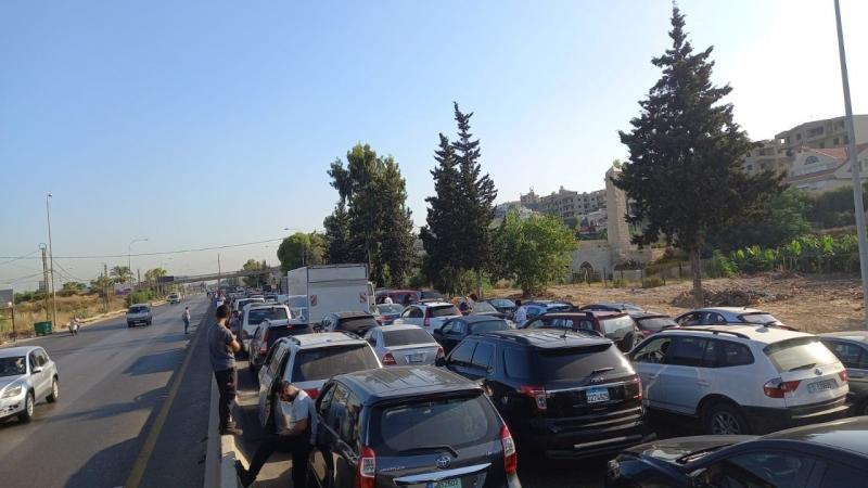 عمد عدد من اللبنانيين إلى قطع بعض الطرقات 