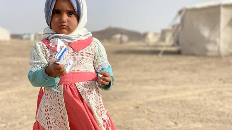 طفلة يمنية في مخيم لاستضافة النازحين داخليًا في مأرب