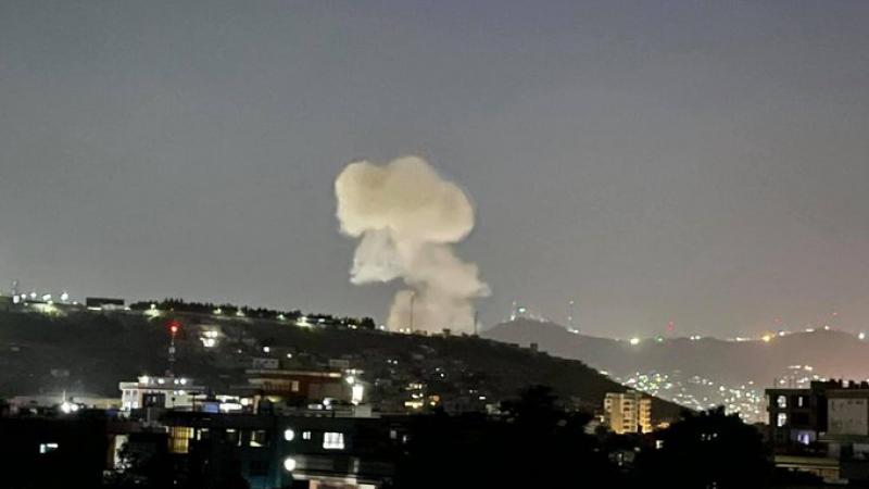 يتزامن الانفجار الذي أدى إلى تصاعد عمود كثيف من الدخان مع مواصلة حركة طالبان هجومها 
