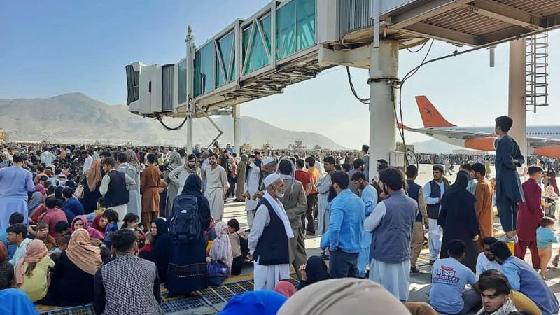  اجتاح آلاف الأفغان مدرّج مطار كابل أملًا بالهروب 