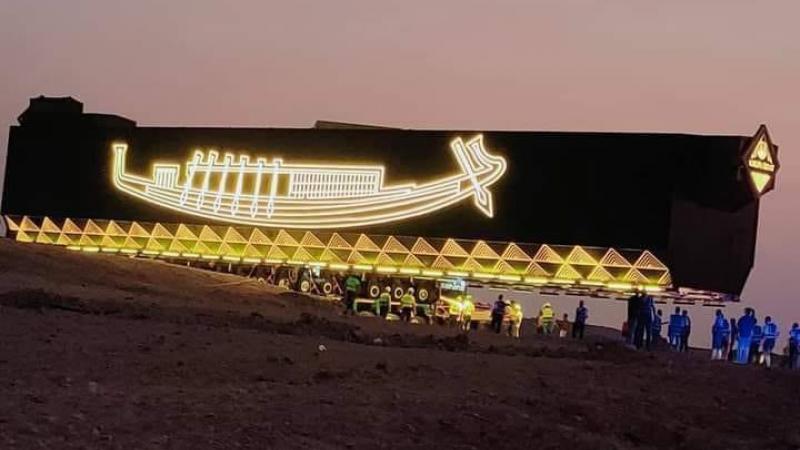 نقل مركب الملك الفرعوني خوفو من منطقة آثار الهرم إلى المتحف المصري 