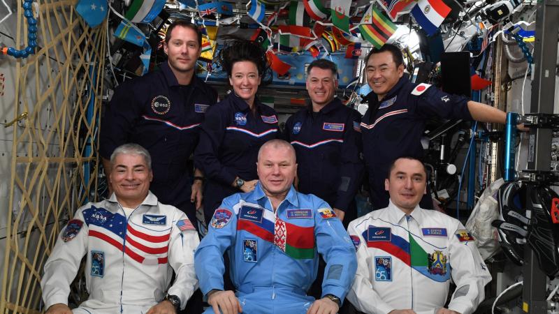 أفراد طاقم الرحلة الـ 65 الموجودة على محطة الفضاء الدولية.