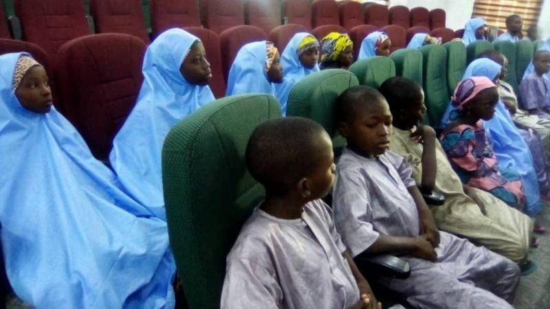 عاد الأطفال الذين خطفوا قبل ثلاثة أشهر من مدرسة قرآنية في غرب نيجيريا إلى عائلاتهم (تويتر)