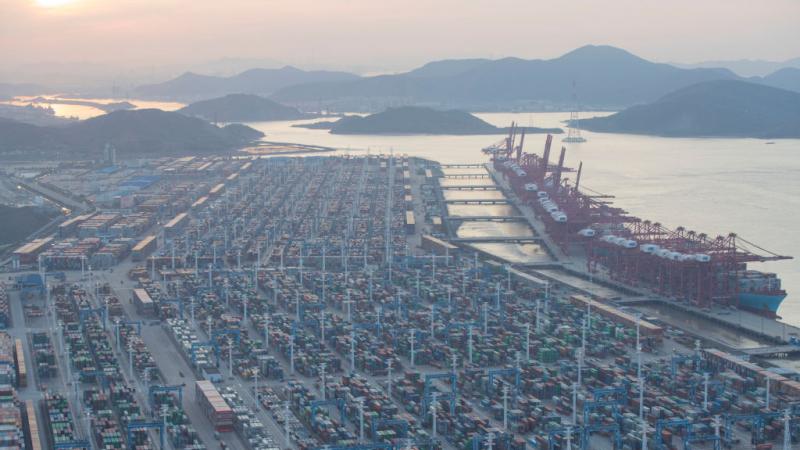 ميناء نينغبو تشوشان الذي يقع على بعد 250 كيلومترًا جنوب شنغهاي الصينية (غيتي)