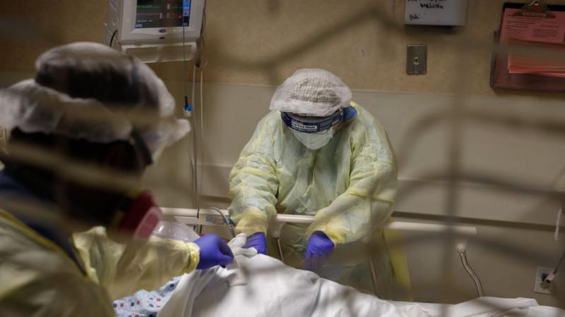 تم نقل 2,3% من المصابين بسلالة دلتا إلى المستشفى بعد أسبوعين من اكتشافهم الإصابة بالفيروس (غيتي) 