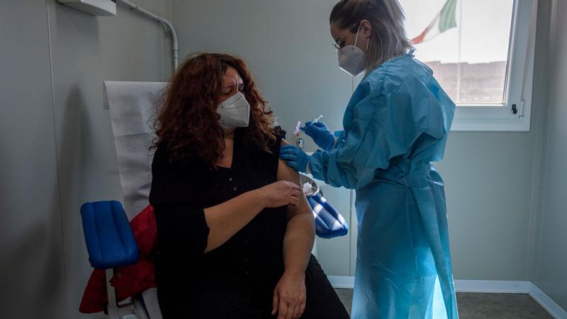 امرأة تتلقى اللقاح ضد كوفيد (أرشيف - غيتي)