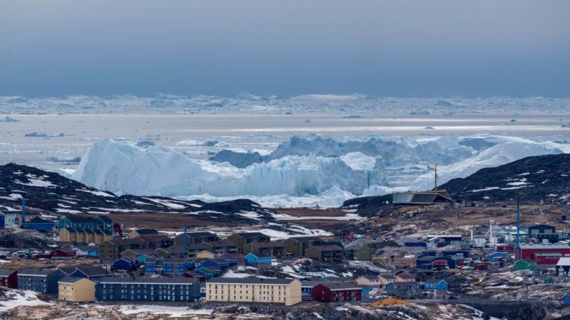 حذر علماء من أن ظاهرة الاحتباس الحراري ستسبب اضطرابات تؤثر على مدى عقود مثل تراجع الغطاء الجليدي في غرينلاند غيتي)
