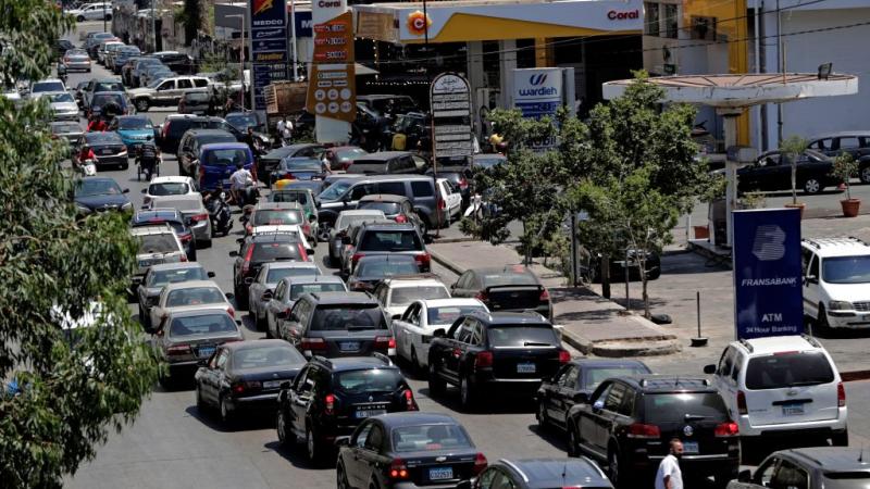 ينتظر اللبنانيون يوميًا في طوابير طويلة أمام محطات الوقود للحصول على البنزين