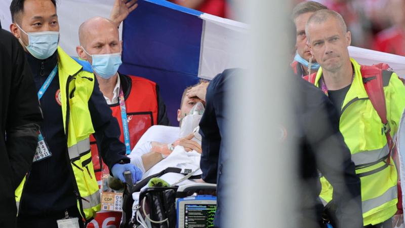 إجلاء لاعب خط الوسط الدنماركي كريستيان إريكسن بعد سقوطه على أرض الملعب (غيتي)
