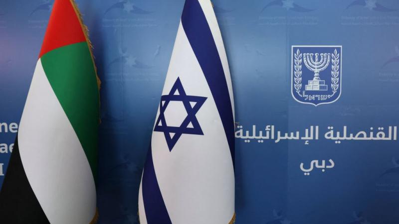 وقع الجانبان الإماراتي والإسرائيلي صفقات تجارية تتعلق بالسياحة والطيران والخدمات المالية وغيرها منذ اتفاق التطبيع بينهما (غيتي)