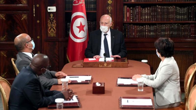 أبلغ الرئيس التونسي نظيره الجزائري عن قرارات "مهمّة" سيصدرها قريبًا دون كشف طبيعتها (غيتي)